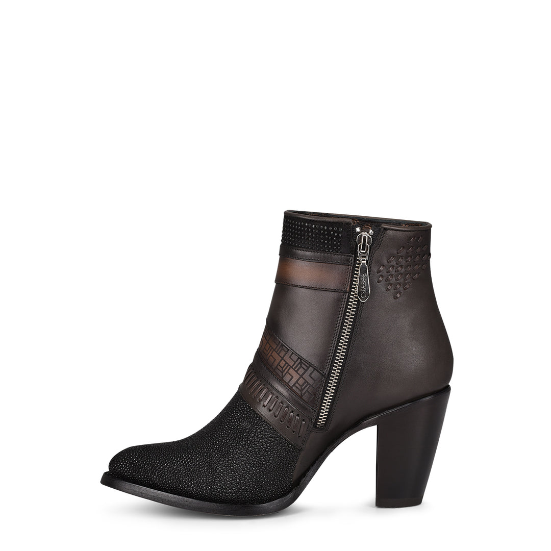 Black Stingray Laser & Woven Round Toe